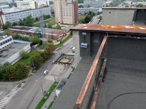 Беспроводной двухосевой инклинометр, установленный на крыше одного из контролируемых зданий